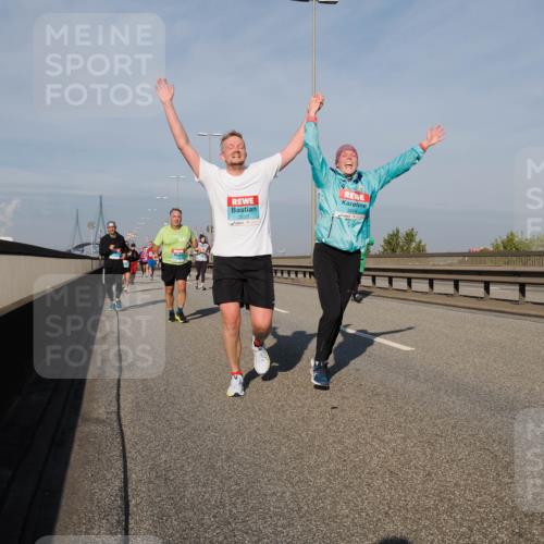 03.10.2025 - Köhlbrandbrückenlauf Fabian Wolf http://msf.ph/oto/9060804 03.10.2025 10:05:24 Position 3 3520, 3519 meine-sportfotos.de