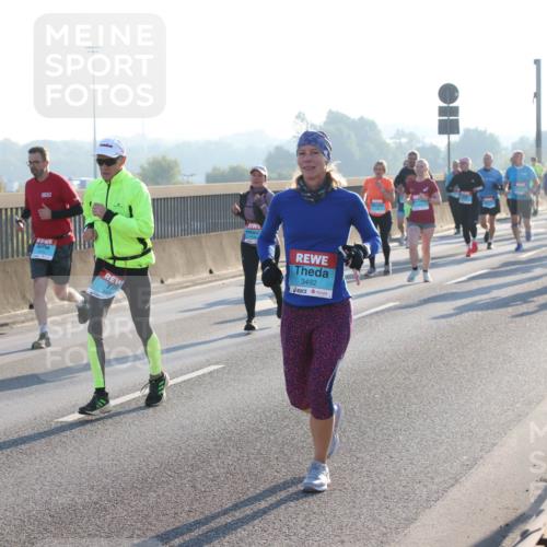 03.10.2025 - Köhlbrandbrückenlauf Lena Gebhardt http://msf.ph/oto/9060838 03.10.2025 09:19:27 Position 1 1800, 3492 meine-sportfotos.de