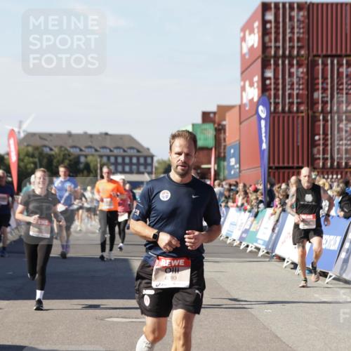 03.10.2025 - Köhlbrandbrückenlauf Jannik Wohlers http://msf.ph/oto/9060974 03.10.2025 13:13:09 Ziel 4191, 4193, 4463, 4513, 4528, 4559, 4628, 4748, 5025, 5051, 5381, 5673, 5674, 5678, 5852, 6303, 6393, 6496, 6705, 6725, 6742, 6755 meine-sportfotos.de