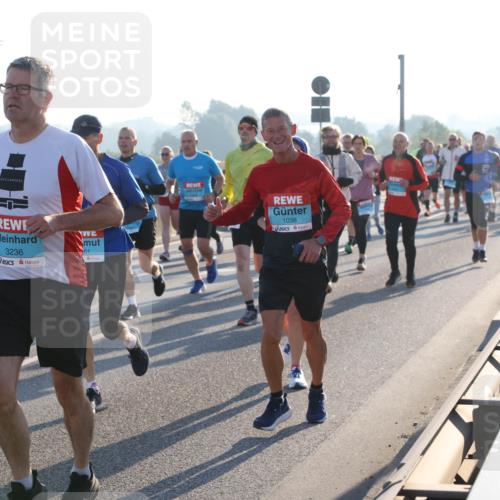 03.10.2025 - Köhlbrandbrückenlauf Lena Gebhardt http://msf.ph/oto/9060996 03.10.2025 09:19:32 Position 1 3236, 61, 1038 meine-sportfotos.de