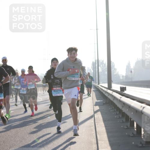 03.10.2025 - Köhlbrandbrückenlauf Jannik Wohlers http://msf.ph/oto/9061035 03.10.2025 09:14:58 Position 3 2759, 2760, 1396, 57 meine-sportfotos.de