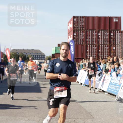 03.10.2025 - Köhlbrandbrückenlauf Jannik Wohlers http://msf.ph/oto/9061042 03.10.2025 13:13:10 Ziel 4191, 4193, 4463, 4513, 4528, 4559, 4628, 4748, 5025, 5051, 5204, 5381, 5678, 5852, 6303, 6393, 6496, 6705, 6725, 6742, 6755, 6818 meine-sportfotos.de