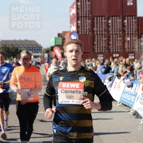 03.10.2025 - Köhlbrandbrückenlauf Jannik Wohlers http://msf.ph/oto/9061048 03.10.2025 13:13:15 Ziel 4191, 4193, 4223, 4373, 4463, 4513, 4583, 4748, 4853, 5025, 5034, 5204, 5678, 5852, 6393, 6705, 6725, 6742, 6755, 6788, 6789, 6818 meine-sportfotos.de