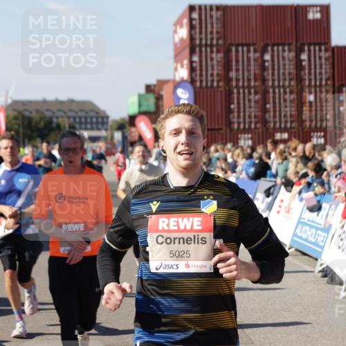 03.10.2025 - Köhlbrandbrückenlauf Jannik Wohlers http://msf.ph/oto/9061070 03.10.2025 13:13:15 Ziel 4191, 4193, 4223, 4373, 4463, 4513, 4583, 4748, 4853, 5025, 5034, 5204, 5678, 5852, 6393, 6705, 6725, 6742, 6755, 6788, 6789, 6818 meine-sportfotos.de