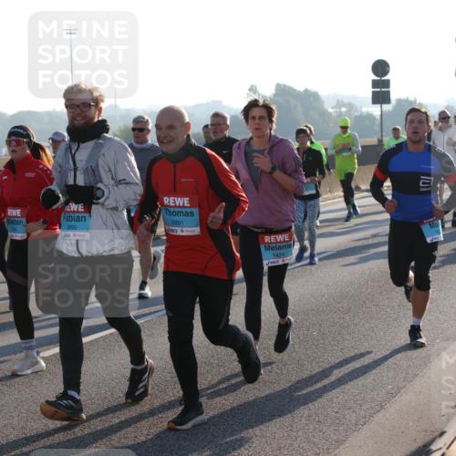 03.10.2025 - Köhlbrandbrückenlauf Lena Gebhardt http://msf.ph/oto/9061078 03.10.2025 09:19:35 Position 1 2890, 2891, 1424 meine-sportfotos.de