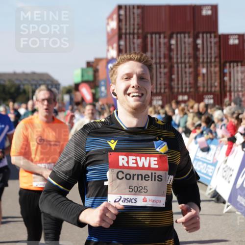 03.10.2025 - Köhlbrandbrückenlauf Jannik Wohlers http://msf.ph/oto/9061088 03.10.2025 13:13:15 Ziel 4191, 4193, 4223, 4373, 4463, 4513, 4583, 4748, 4853, 5025, 5034, 5204, 5678, 5852, 6393, 6705, 6725, 6742, 6755, 6788, 6789, 6818 meine-sportfotos.de