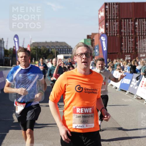 03.10.2025 - Köhlbrandbrückenlauf Jannik Wohlers http://msf.ph/oto/9061098 03.10.2025 13:13:16 Ziel 4191, 4193, 4223, 4373, 4463, 4513, 4583, 4853, 5025, 5034, 5204, 5678, 5852, 6393, 6705, 6725, 6742, 6755, 6788, 6789, 6818 meine-sportfotos.de