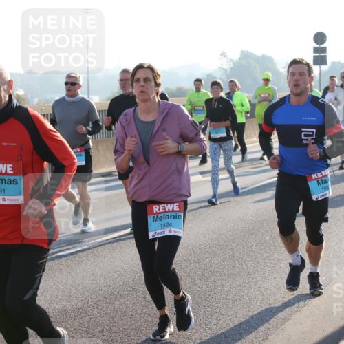 03.10.2025 - Köhlbrandbrückenlauf Lena Gebhardt http://msf.ph/oto/9061100 03.10.2025 09:19:36 Position 1 2891, 1424, 190 meine-sportfotos.de