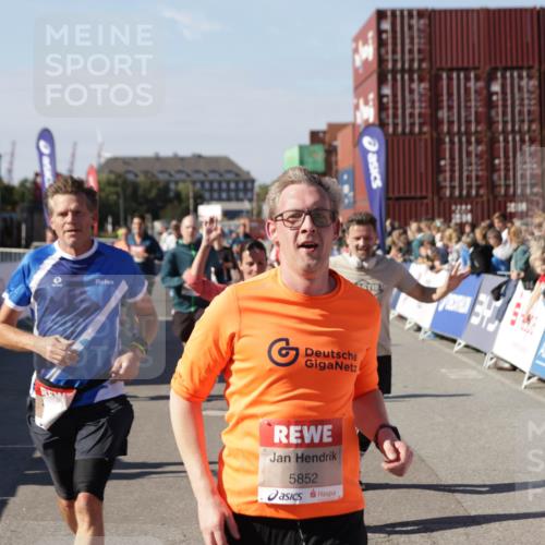 03.10.2025 - Köhlbrandbrückenlauf Jannik Wohlers http://msf.ph/oto/9061102 03.10.2025 13:13:16 Ziel 4191, 4193, 4223, 4373, 4463, 4513, 4583, 4853, 5025, 5034, 5204, 5678, 5852, 6393, 6705, 6725, 6742, 6755, 6788, 6789, 6818 meine-sportfotos.de
