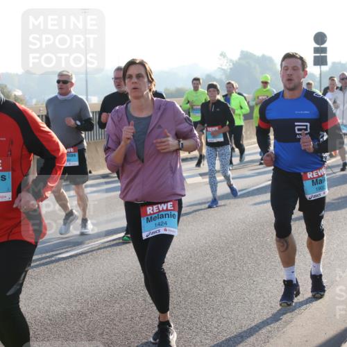 03.10.2025 - Köhlbrandbrückenlauf Lena Gebhardt http://msf.ph/oto/9061108 03.10.2025 09:19:36 Position 1 2891, 1424, 1902 meine-sportfotos.de