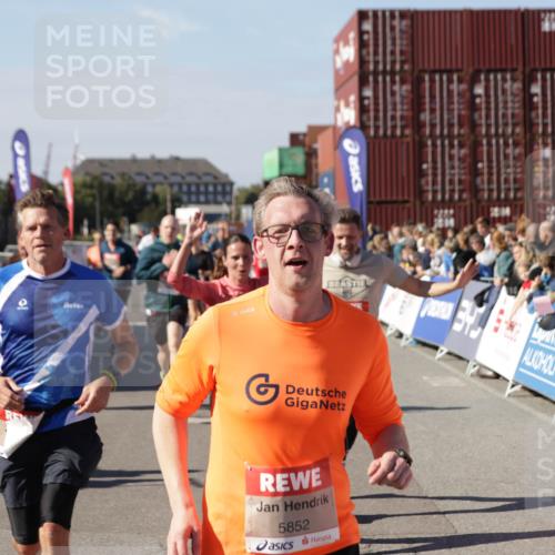 03.10.2025 - Köhlbrandbrückenlauf Jannik Wohlers http://msf.ph/oto/9061109 03.10.2025 13:13:16 Ziel 4191, 4193, 4223, 4373, 4463, 4513, 4583, 4853, 5025, 5034, 5204, 5678, 5852, 6393, 6705, 6725, 6742, 6755, 6788, 6789, 6818 meine-sportfotos.de