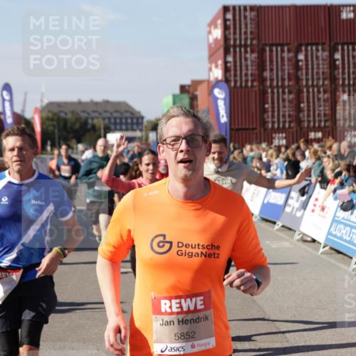 03.10.2025 - Köhlbrandbrückenlauf Jannik Wohlers http://msf.ph/oto/9061116 03.10.2025 13:13:16 Ziel 4191, 4193, 4223, 4373, 4463, 4513, 4583, 4853, 5025, 5034, 5204, 5678, 5852, 6393, 6705, 6725, 6742, 6755, 6788, 6789, 6818 meine-sportfotos.de