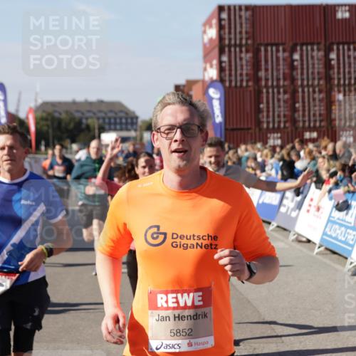 03.10.2025 - Köhlbrandbrückenlauf Jannik Wohlers http://msf.ph/oto/9061120 03.10.2025 13:13:16 Ziel 4191, 4193, 4223, 4373, 4463, 4513, 4583, 4853, 5025, 5034, 5204, 5678, 5852, 6393, 6705, 6725, 6742, 6755, 6788, 6789, 6818 meine-sportfotos.de