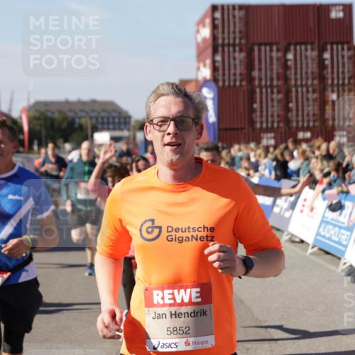 03.10.2025 - Köhlbrandbrückenlauf Jannik Wohlers http://msf.ph/oto/9061126 03.10.2025 13:13:16 Ziel 4191, 4193, 4223, 4373, 4463, 4513, 4583, 4853, 5025, 5034, 5204, 5678, 5852, 6393, 6705, 6725, 6742, 6755, 6788, 6789, 6818 meine-sportfotos.de