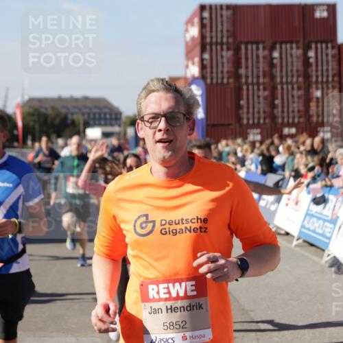 03.10.2025 - Köhlbrandbrückenlauf Jannik Wohlers http://msf.ph/oto/9061129 03.10.2025 13:13:17 Ziel 4191, 4193, 4223, 4373, 4463, 4513, 4583, 4853, 5025, 5034, 5204, 5261, 5678, 5852, 6393, 6725, 6742, 6755, 6788, 6789, 6818 meine-sportfotos.de