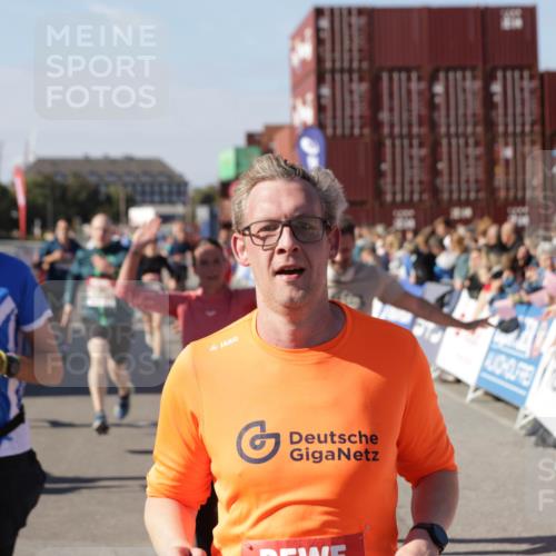 03.10.2025 - Köhlbrandbrückenlauf Jannik Wohlers http://msf.ph/oto/9061139 03.10.2025 13:13:17 Ziel 4191, 4193, 4223, 4373, 4463, 4513, 4583, 4853, 5025, 5034, 5204, 5261, 5678, 5852, 6393, 6725, 6742, 6755, 6788, 6789, 6818 meine-sportfotos.de