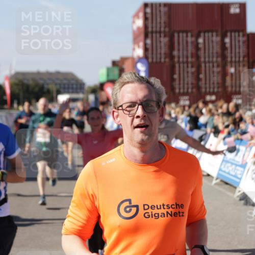 03.10.2025 - Köhlbrandbrückenlauf Jannik Wohlers http://msf.ph/oto/9061142 03.10.2025 13:13:17 Ziel 4191, 4193, 4223, 4373, 4463, 4513, 4583, 4853, 5025, 5034, 5204, 5261, 5678, 5852, 6393, 6725, 6742, 6755, 6788, 6789, 6818 meine-sportfotos.de