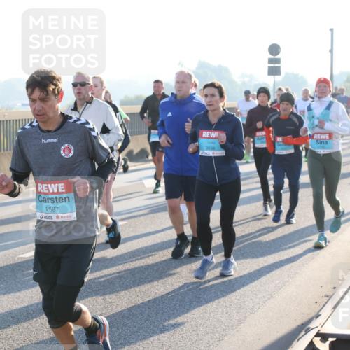 03.10.2025 - Köhlbrandbrückenlauf Lena Gebhardt http://msf.ph/oto/9061263 03.10.2025 09:19:40 Position 1 2587, 3838, 1730 meine-sportfotos.de