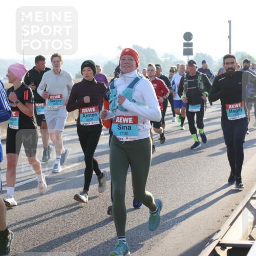 03.10.2025 - Köhlbrandbrückenlauf Lena Gebhardt http://msf.ph/oto/9061325 03.10.2025 09:19:41 Position 1 2022, 3409, 1730, 1931 meine-sportfotos.de