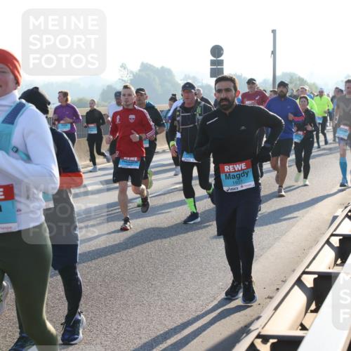 03.10.2025 - Köhlbrandbrückenlauf Lena Gebhardt http://msf.ph/oto/9061347 03.10.2025 09:19:42 Position 1 34, 1730, 1931 meine-sportfotos.de