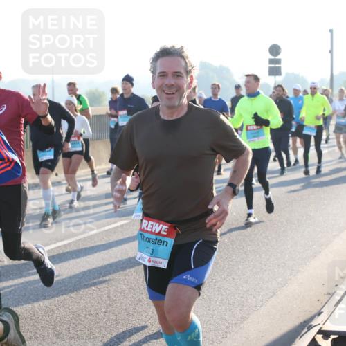 03.10.2025 - Köhlbrandbrückenlauf Lena Gebhardt http://msf.ph/oto/9061467 03.10.2025 09:19:46 Position 1 2903 meine-sportfotos.de