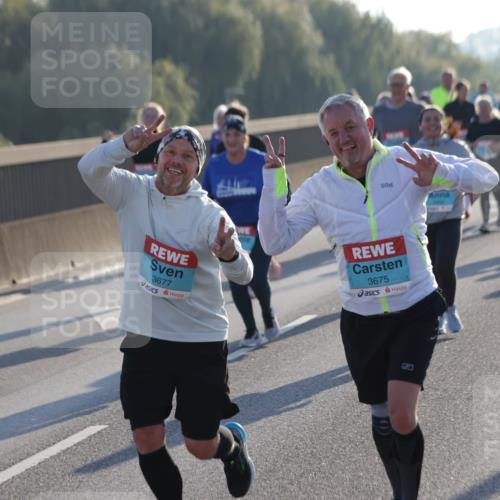03.10.2025 - Köhlbrandbrückenlauf Jannik Wohlers http://msf.ph/oto/9061527 03.10.2025 09:23:03 Position 3 3677, 3675 meine-sportfotos.de