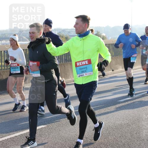 03.10.2025 - Köhlbrandbrückenlauf Lena Gebhardt http://msf.ph/oto/9061560 03.10.2025 09:19:48 Position 1 1203, 4167, 3804 meine-sportfotos.de