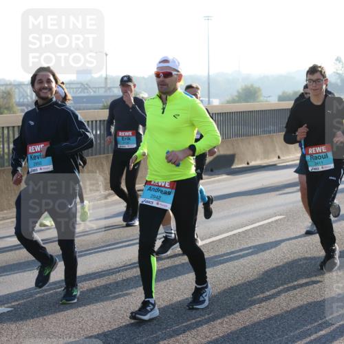 03.10.2025 - Köhlbrandbrückenlauf Lena Gebhardt http://msf.ph/oto/9061632 03.10.2025 09:19:51 Position 1 2950, 2942, 3411, 3410 meine-sportfotos.de