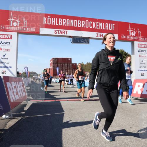03.10.2025 - Köhlbrandbrückenlauf Lena Gebhardt http://msf.ph/oto/9061643 03.10.2025 13:11:28 Ziel 4293, 4315, 4325, 4427, 4501, 4597, 4999, 5145, 5754, 5794, 5939, 6028, 6080, 6563, 6680, 6685, 6686, 6690, 6691, 6726 meine-sportfotos.de