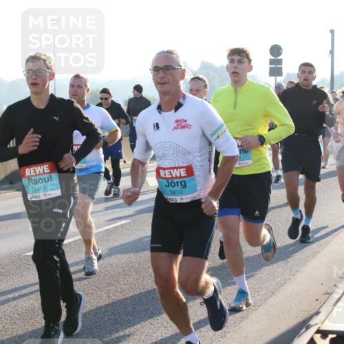 03.10.2025 - Köhlbrandbrückenlauf Lena Gebhardt http://msf.ph/oto/9061669 03.10.2025 09:19:52 Position 1 2736, 3411, 3410 meine-sportfotos.de