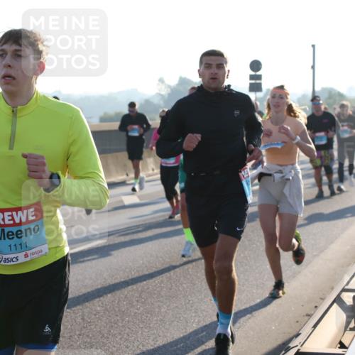 03.10.2025 - Köhlbrandbrückenlauf Lena Gebhardt http://msf.ph/oto/9061700 03.10.2025 09:19:53 Position 1 1111 meine-sportfotos.de