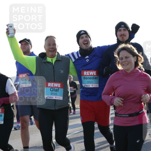 03.10.2025 - Köhlbrandbrückenlauf Jannik Wohlers http://msf.ph/oto/9061878 03.10.2025 09:23:20 Position 3 19, 3001, 2409, 3120, 3121 meine-sportfotos.de