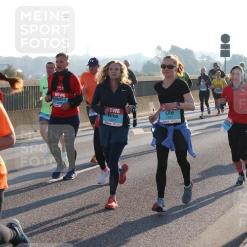 03.10.2025 - Köhlbrandbrückenlauf Lena Gebhardt http://msf.ph/oto/9061908 03.10.2025 09:20:00 Position 1 1350, 3272, 1327, 1331 meine-sportfotos.de