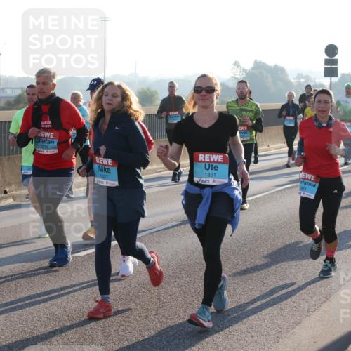 03.10.2025 - Köhlbrandbrückenlauf Lena Gebhardt http://msf.ph/oto/9061915 03.10.2025 09:20:01 Position 1 3272, 1327, 1331, 1461, 95 meine-sportfotos.de