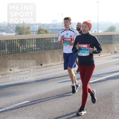 03.10.2025 - Köhlbrandbrückenlauf Lena Gebhardt http://msf.ph/oto/9062342 03.10.2025 09:20:15 Position 1 2921, 1670 meine-sportfotos.de