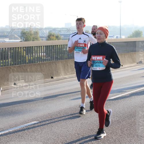 03.10.2025 - Köhlbrandbrückenlauf Lena Gebhardt http://msf.ph/oto/9062349 03.10.2025 09:20:15 Position 1 2921, 1670 meine-sportfotos.de