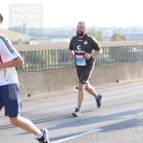 03.10.2025 - Köhlbrandbrückenlauf Lena Gebhardt http://msf.ph/oto/9062385 03.10.2025 09:20:16 Position 1  meine-sportfotos.de