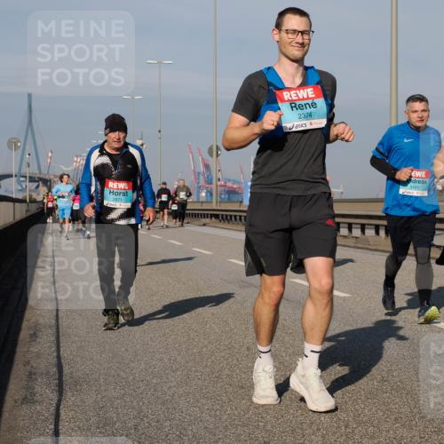 03.10.2025 - Köhlbrandbrückenlauf Fabian Wolf http://msf.ph/oto/9062396 03.10.2025 10:06:13 Position 3 2971, 2374, 3163, 2373 meine-sportfotos.de