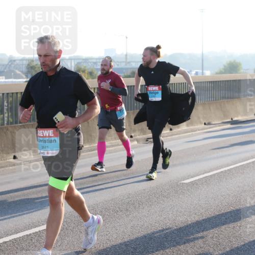 03.10.2025 - Köhlbrandbrückenlauf Lena Gebhardt http://msf.ph/oto/9062572 03.10.2025 09:20:22 Position 1 3641, 2793 meine-sportfotos.de