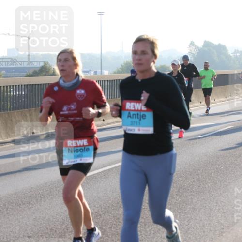 03.10.2025 - Köhlbrandbrückenlauf Lena Gebhardt http://msf.ph/oto/9062658 03.10.2025 09:20:24 Position 1 3711 meine-sportfotos.de