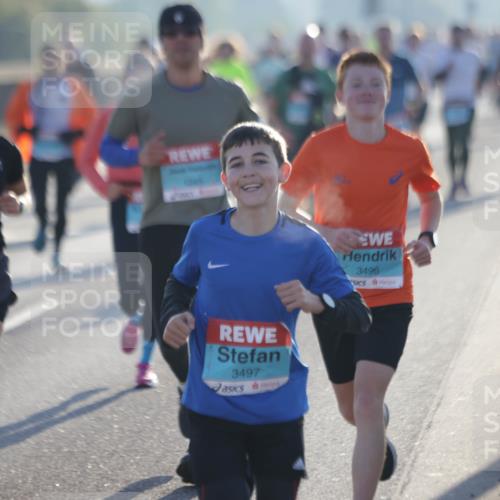 03.10.2025 - Köhlbrandbrückenlauf Jannik Wohlers http://msf.ph/oto/9062887 03.10.2025 09:15:57 Position 3 1242, 3497, 3496 meine-sportfotos.de