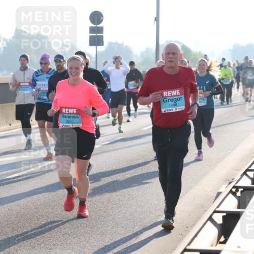 03.10.2025 - Köhlbrandbrückenlauf Lena Gebhardt http://msf.ph/oto/9062981 03.10.2025 09:20:34 Position 1 3750, 3210, 1498 meine-sportfotos.de