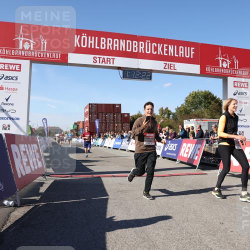 03.10.2025 - Köhlbrandbrückenlauf Lena Gebhardt http://msf.ph/oto/9062992 03.10.2025 13:12:22 Ziel 4266, 4369, 4470, 4656, 4745, 4908, 5062, 5644, 6098, 6185, 6565, 6566 meine-sportfotos.de