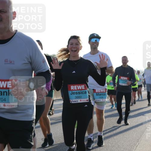 03.10.2025 - Köhlbrandbrückenlauf Jannik Wohlers http://msf.ph/oto/9063032 03.10.2025 09:23:52 Position 3 1704, 3660, 1938 meine-sportfotos.de