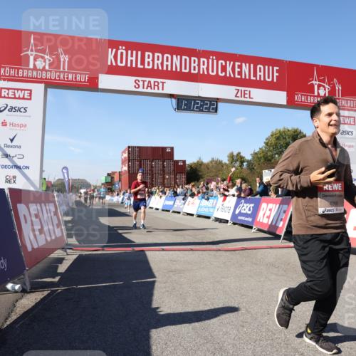 03.10.2025 - Köhlbrandbrückenlauf Lena Gebhardt http://msf.ph/oto/9063036 03.10.2025 13:12:23 Ziel 4189, 4266, 4638, 4656, 4745, 4908, 5062, 5644, 6098, 6185, 6565, 6566 meine-sportfotos.de