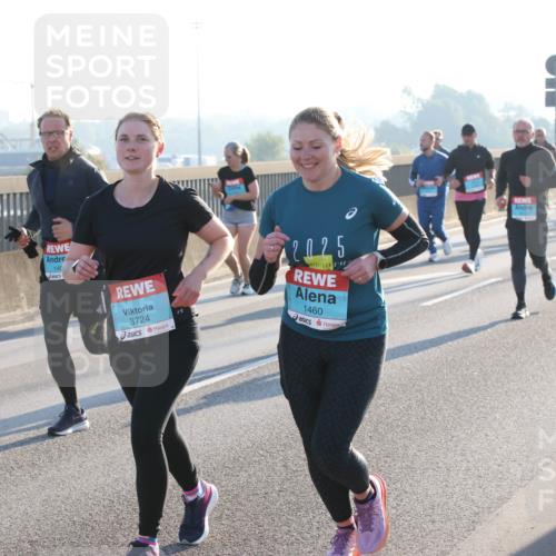 03.10.2025 - Köhlbrandbrückenlauf Lena Gebhardt http://msf.ph/oto/9063091 03.10.2025 09:20:38 Position 1 140, 3724, 2025, 1460 meine-sportfotos.de