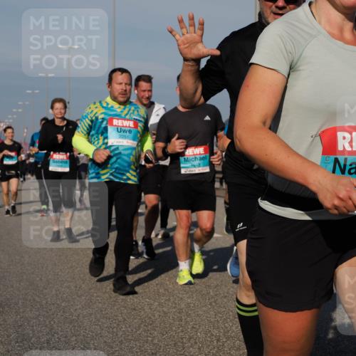 03.10.2025 - Köhlbrandbrückenlauf Fabian Wolf http://msf.ph/oto/9063115 03.10.2025 10:06:36 Position 3 2251, 1948, 3 meine-sportfotos.de