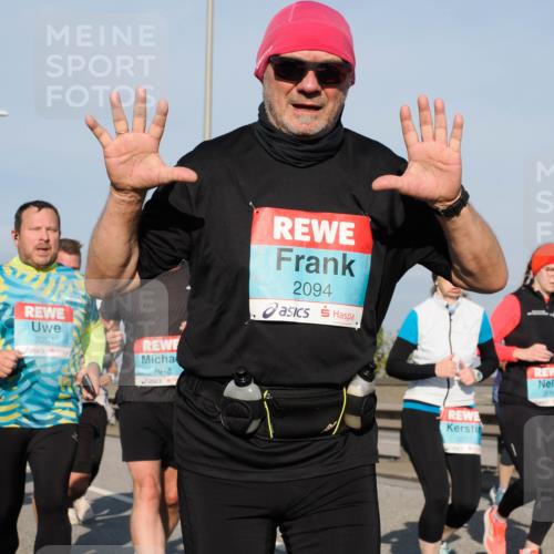 03.10.2025 - Köhlbrandbrückenlauf Fabian Wolf http://msf.ph/oto/9063136 03.10.2025 10:06:36 Position 3 2251, 2094, 1948, 3232, 3199 meine-sportfotos.de