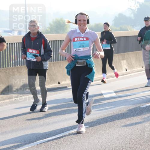 03.10.2025 - Köhlbrandbrückenlauf Lena Gebhardt http://msf.ph/oto/9063211 03.10.2025 09:20:44 Position 1 1287, 3818, 1699 meine-sportfotos.de
