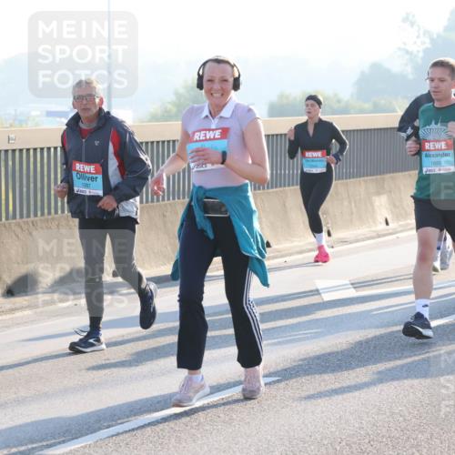 03.10.2025 - Köhlbrandbrückenlauf Lena Gebhardt http://msf.ph/oto/9063232 03.10.2025 09:20:44 Position 1 1287, 1699, 3781 meine-sportfotos.de